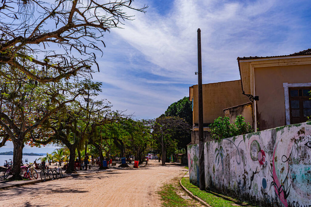 Isla Paqueta, Río de Janeiro, Brasil - CIRCA 2021: Entorno urbano típico, de la vida cotidiana del barrio, registrado en Paqueta - Foto, imagen