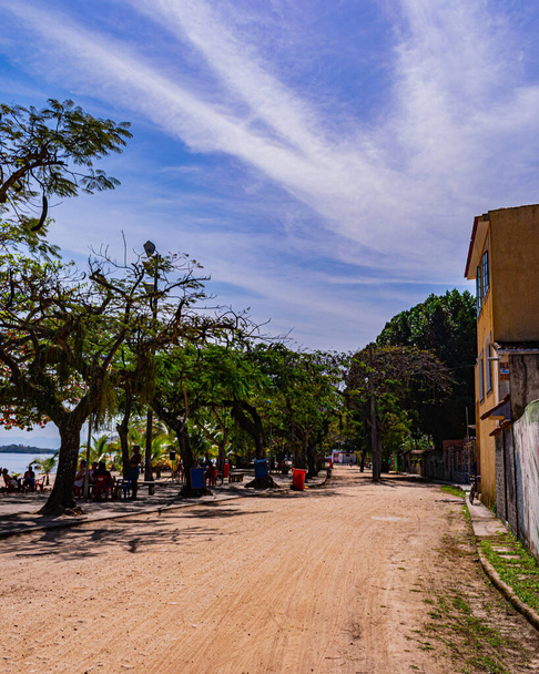 Остров Пакета, Рио-де-Жанейро, Бразилия - CIRCA 2021: Типичная городская обстановка из повседневной жизни района, записанная в Пакете - Фото, изображение