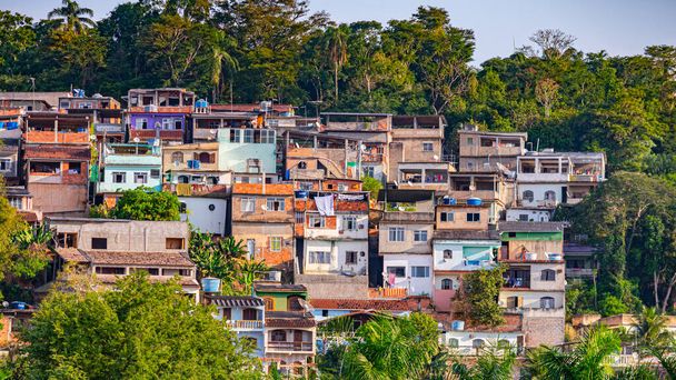 パケタ島,リオデジャネイロ,ブラジル- CIRCA 2021:パケタで記録された近所の日常生活からの典型的な都市設定 - 写真・画像