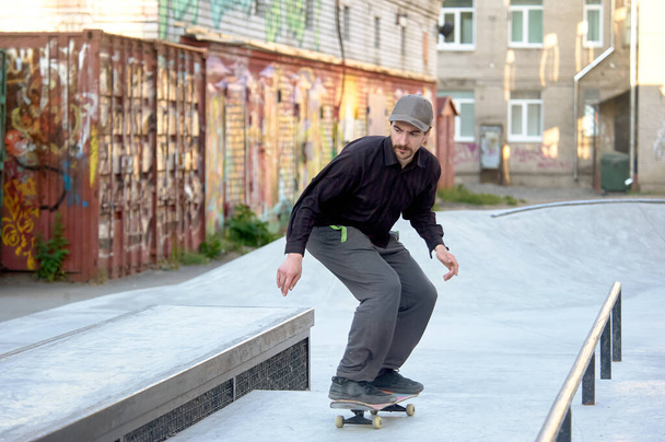 skateboarder prepares to jump on the parapet - Fotoğraf, Görsel