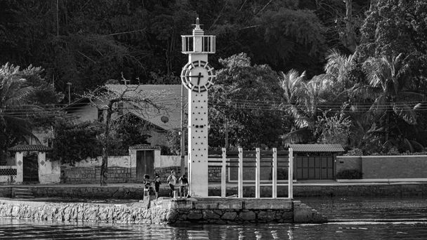 Paqueta Island, Rio de Janeiro, Brasilia - CIRCA 2021: Tyypillinen kaupunkiympäristö, naapuruston jokapäiväisestä elämästä, kirjattu Paqueta. Musta ja valkoinen kuva (yksivärinen) - Valokuva, kuva