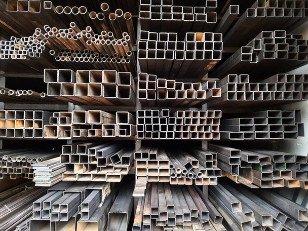 Nahaufnahme verschiedener Konstruktionen und Formen von Geländern aus unlegiertem Stahl im Verkaufsladen, die im Hochbau verwendet werden. - Foto, Bild