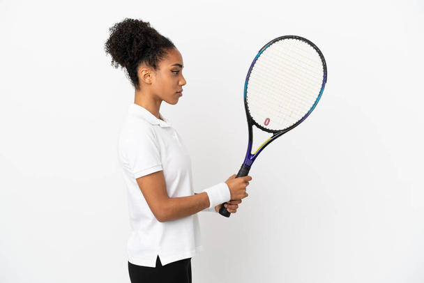Mladá latinská žena izolované na bílém pozadí hrát tenis - Fotografie, Obrázek