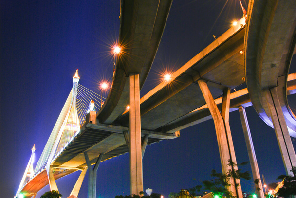 η βιομηχανική δαχτυλίδι οδική γέφυρα πάνω από τη σκηνή του ουρανού νύχτας - Φωτογραφία, εικόνα