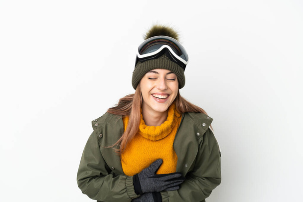 Лыжная белая женщина в очках для сноуборда на белом фоне много улыбается - Фото, изображение