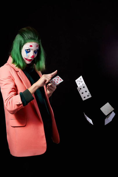 Μακιγιάζ για Απόκριες γυναίκα στο κοστούμι Joker σε μαύρο φόντο γυρίσματα στο Studio. - Φωτογραφία, εικόνα