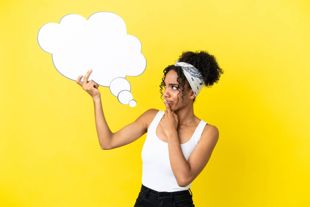 Young african american woman isolated on yellow background holding a thinking speech bubble - Foto, Bild