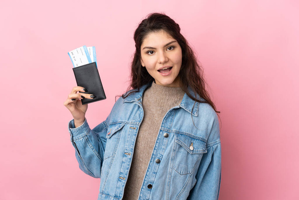 девочка-подросток на изолированном розовом фоне с бумажником - Фото, изображение