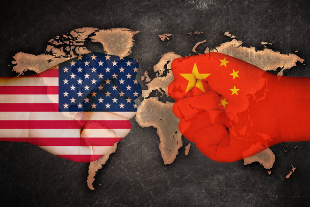 Flagi USA i Chin na pięści na mapie światowe tło / nas Chiny Handel koncepcja wojny. - Zdjęcie, obraz