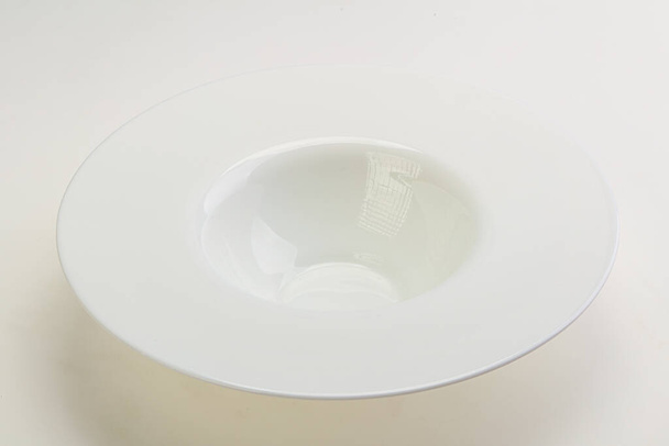 Fehér prokleán lemez izolált tálalásra - Fotó, kép