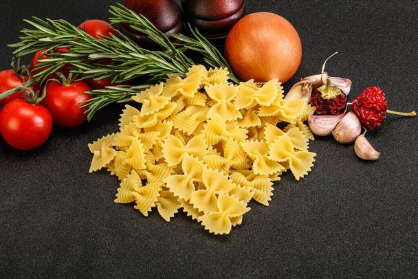 Сырая итальянская макароны фарфалле дурум для приготовления пищи - Фото, изображение