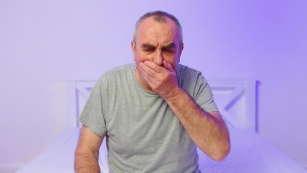 Πορτρέτο του ηλικιωμένου καυκάσιου άνδρα που κρυώνει και βήχει στο σπίτι. - Πλάνα, βίντεο