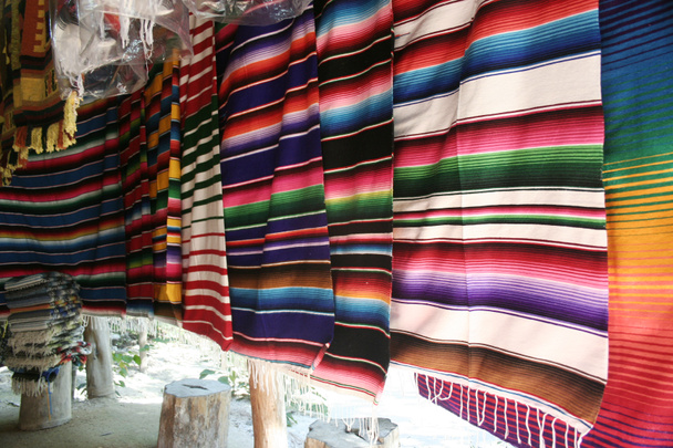 Színes mexikói takarók lógott eladó - Fotó, kép