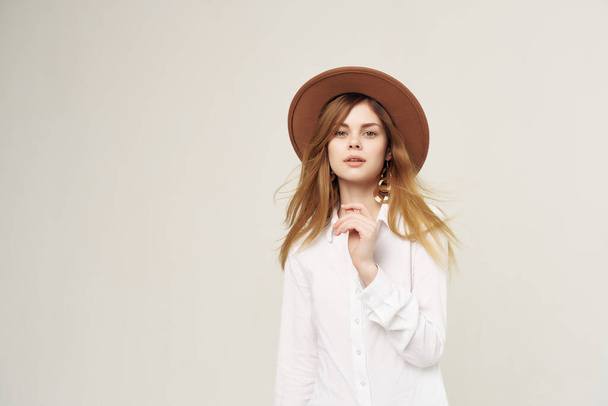 帽子の装飾を身に着けている魅力的な女性白いシャツの魅力ストリートスタイル - 写真・画像