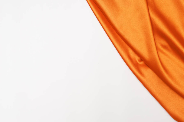 Gładki elegancki pomarańczowy tkanka abstrakcyjne tło. Tło tekstylne. Tapeta do tkanin. Element projektu graficznego - Zdjęcie, obraz
