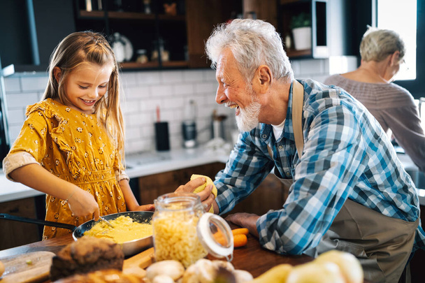 Szczęśliwa para w podeszłym wieku je śniadanie z wnukiem w domu - Zdjęcie, obraz
