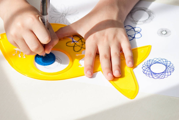dibujo infantil patrón de espirógrafo con kit de espirógrafo, disposición plana. - Foto, imagen