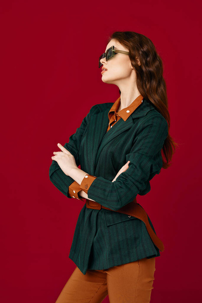 bela mulher usando óculos de sol terno moda estilo moderno vermelho fundo - Foto, Imagem