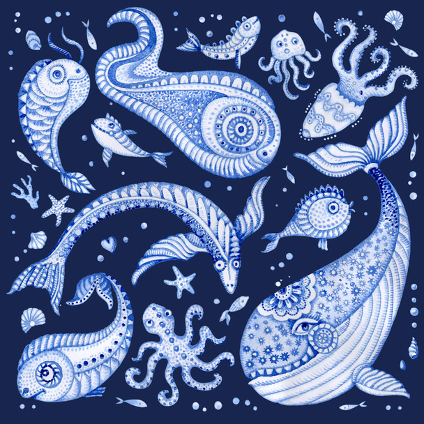 Állítsa be indigó kék kézzel festett mesebeli tengeri állatok. Akvarell festett fantasy hal, bálna, korall, tengeri kagyló, buborékok, elszigetelt sötét háttérrel. Batik, póló lenyomat, könyv borító - Fotó, kép