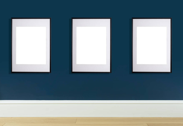 Makieta ramki plakat w ścianie wewnętrznej. Biała ramka na plakat lub zdjęcie na niebieskiej ścianie w domu lub biurze - Zdjęcie, obraz