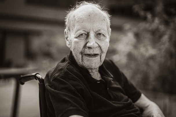 Retrato de un hombre de 90 años - Foto, Imagen