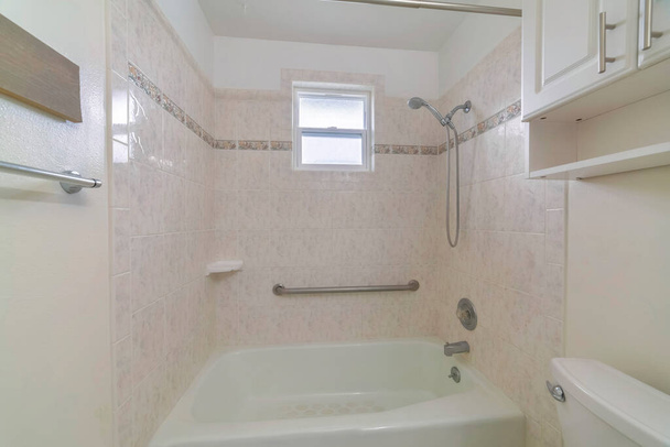 A small white bath in a bathroom - Фото, изображение