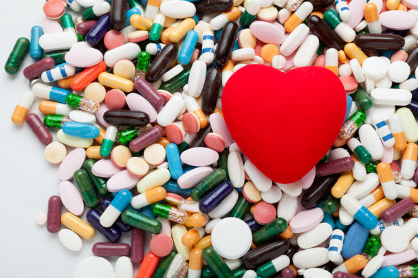 Red heart on pills - Zdjęcie, obraz