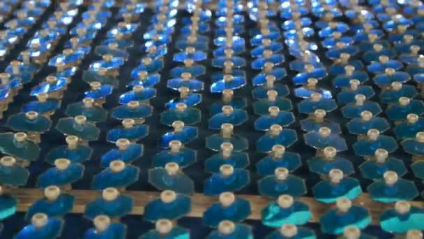 blaue pailletten reflektierenden hintergrund an der wand, full hd. - Filmmaterial, Video