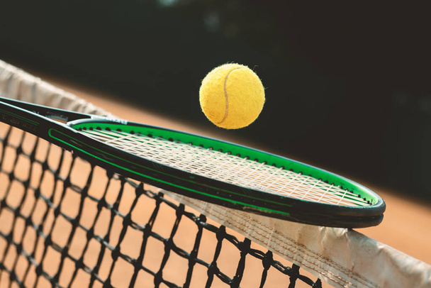 A closeup shot of an athlete playing tennis on the tennis court - Foto, afbeelding