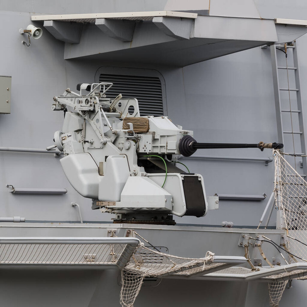 ANTIAIRCRAFT CANNON - Una posición de artillería en la cubierta de la fragata de misiles guía italiana  - Foto, Imagen