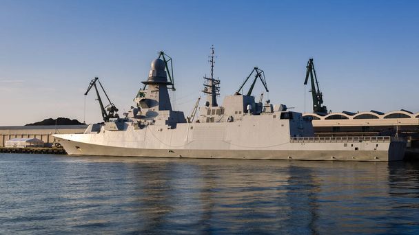 WARSHIP - Olasz haditengerészet vezérelt rakéta fregatt kikötve a tengeri kikötőben rakpart - Fotó, kép