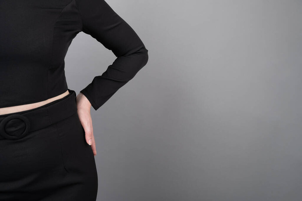 Femme montrant longue jupe noire. - Photo, image