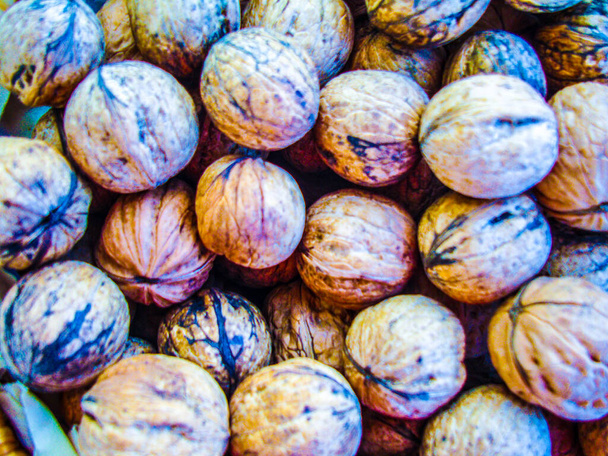 beschoten walnoten eten heerlijk gezond breken walnoten bomen dunne kernen - Foto, afbeelding