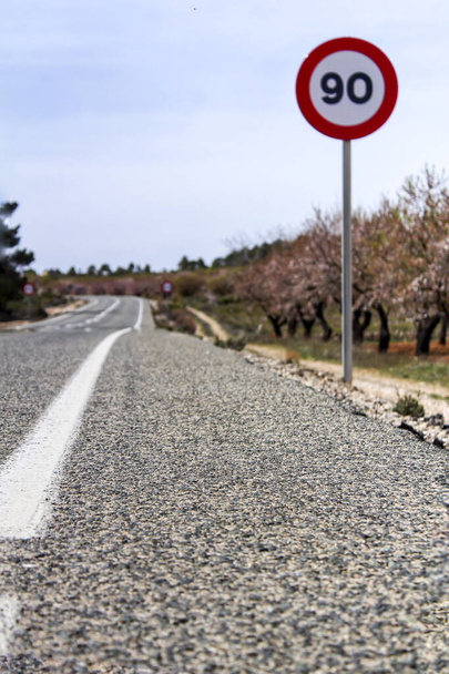Carretera solitaria con señal de tráfico en España - Foto, imagen