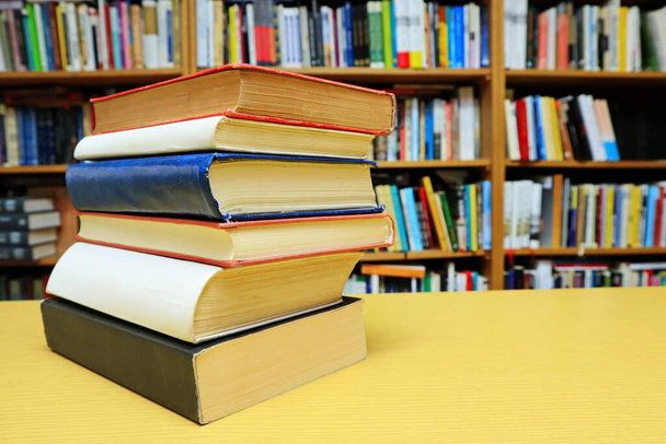 Könyvtári könyvek az asztalon - Fotó, kép