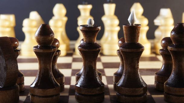 Partita a scacchi. Pezzi bianchi e neri sulla scacchiera. Giornata internazionale degli scacchi 20 luglio - Foto, immagini