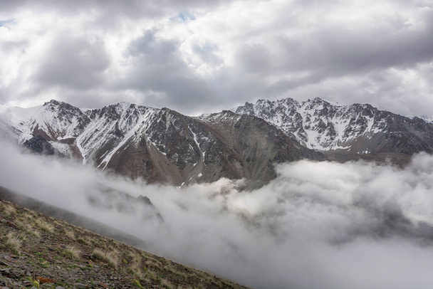 Mountain landscape view in Kyrgyzstan. Rocks, snow and stones in mountain valley view. Mountain panorama. Kyrgyz Alatoo mountains, Tian-Shan, Ala-archa, Kyrgyzstan. - Foto, Bild