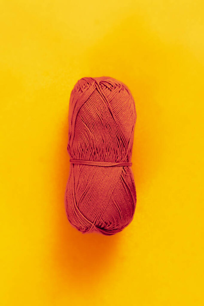 πάνω όψη του απομονωμένου μονόκλωνου νήματος ρολό για πλέξιμο σπιτική τέχνη στο πολύχρωμο φόντο - Φωτογραφία, εικόνα