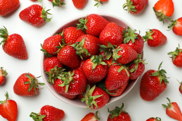 Bol de fraise fraîche sur fond blanc - Photo, image
