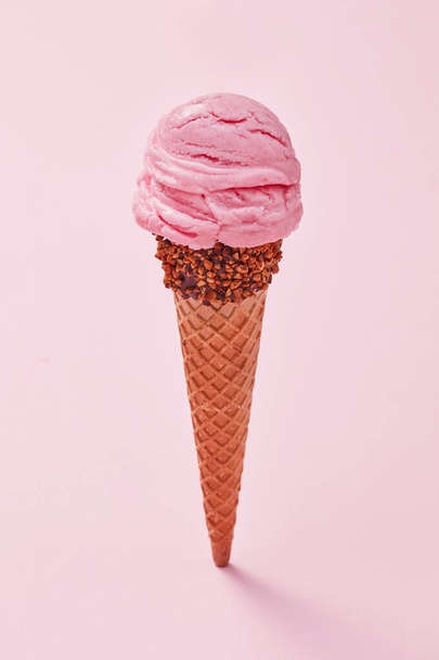 Конус мороженого на розовом фоне - Фото, изображение