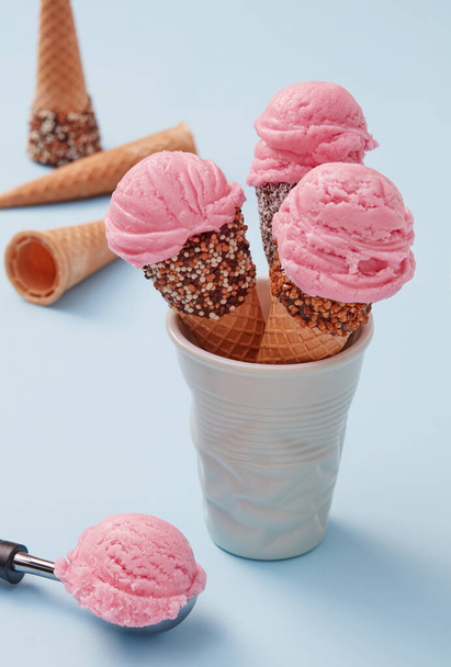 Conos de helado sobre fondo azul - Foto, Imagen