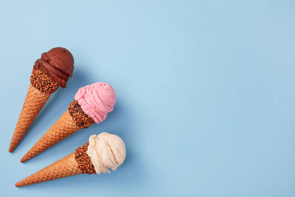 Ice cream cones on blue background - Fotografie, Obrázek