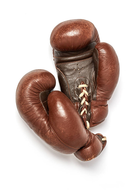 Χρησιμοποιημένα γάντια πυγμαχίας σε λευκό φόντο - Φωτογραφία, εικόνα