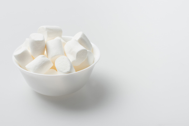 malvaviscos suaves e hinchados en tazón sobre blanco - Foto, Imagen