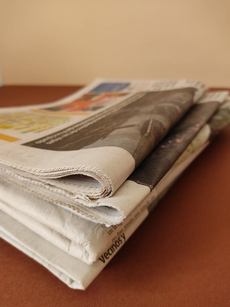 The closeup of newspapers on table - Foto, afbeelding