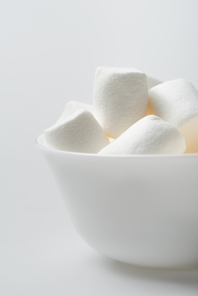 malvaviscos suaves y masticables en tazón sobre blanco - Foto, Imagen