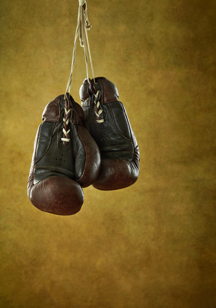 Старі боксерські рукавички, що висять на стіні
 - Фото, зображення