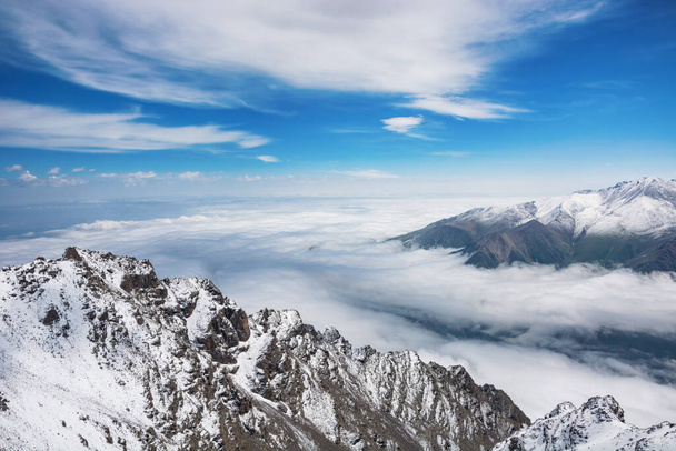 Vuoristomaisemat Kirgisiassa. Kivet, lumi ja kivet vuoristolaaksossa näkymä. Vuoristopanoraama. - Valokuva, kuva
