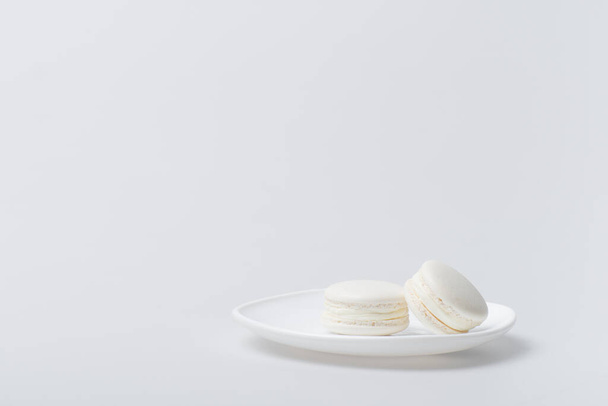 delicious macarons on plate isolated on white  - Foto, imagen