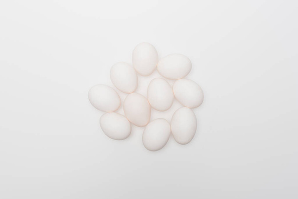 白に隔離された生卵と有機卵のトップビュー - 写真・画像
